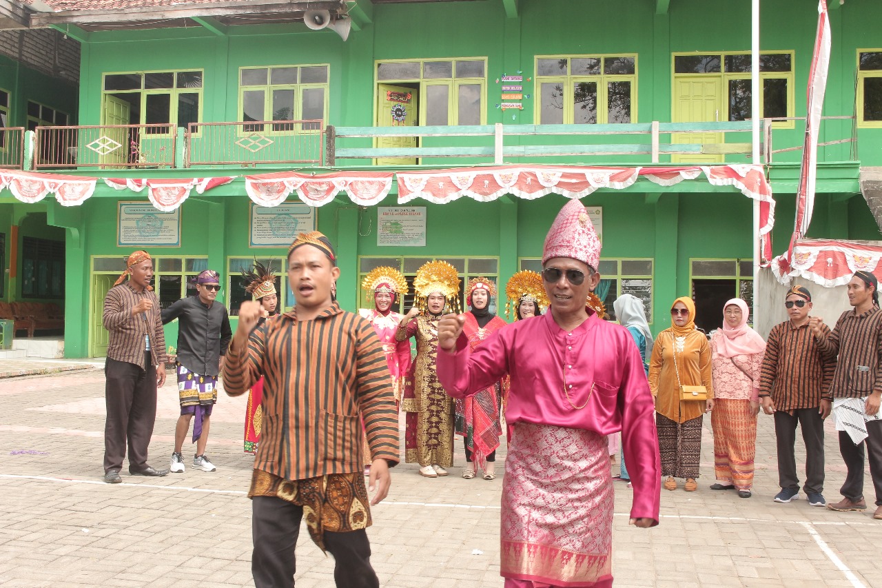 Semarak HUT ke-81 RI, Siswa dan Guru MTs. Nurul Hikmah Ikuti Karnaval Kemerdekaan
